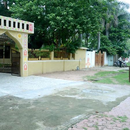 Priyanka Resort 克久拉霍 外观 照片